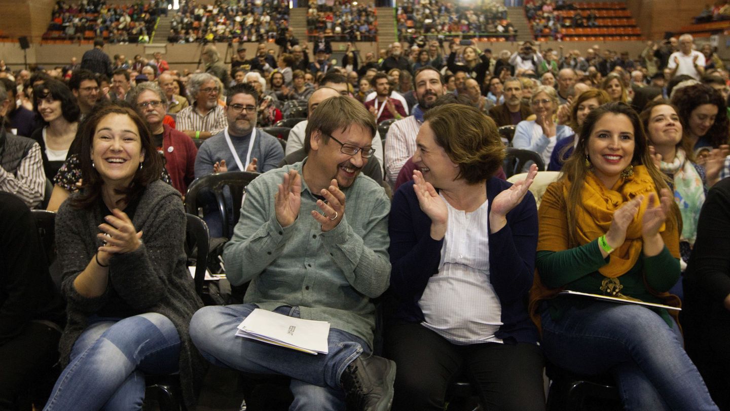 La alcaldesa de Barcelona, Ada Colau (2d), y el portavoz de En Comú Podem, Xavier Doménech (2i). (EFE)