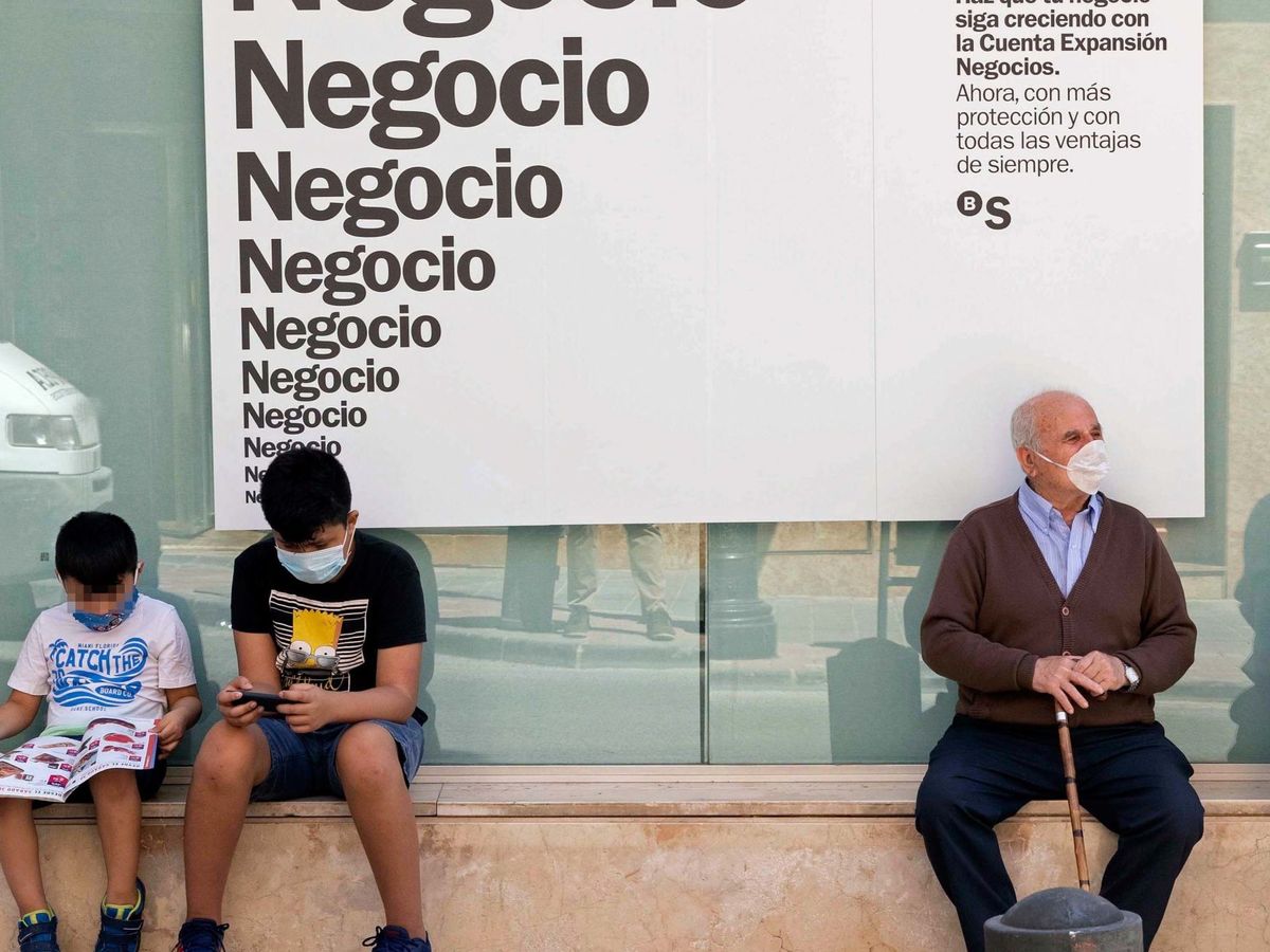 Foto: Dos ancianos y dos niños con mascarilla en Archena. (Murcia)