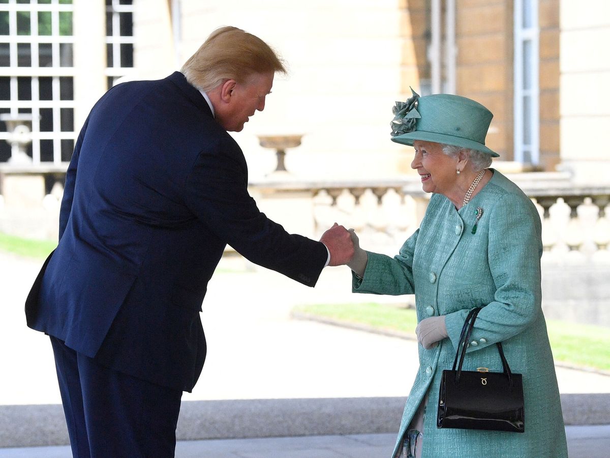 Foto: Donald Trump saluda a Isabel II. (Reuters/Pool/Victoria Jones)
