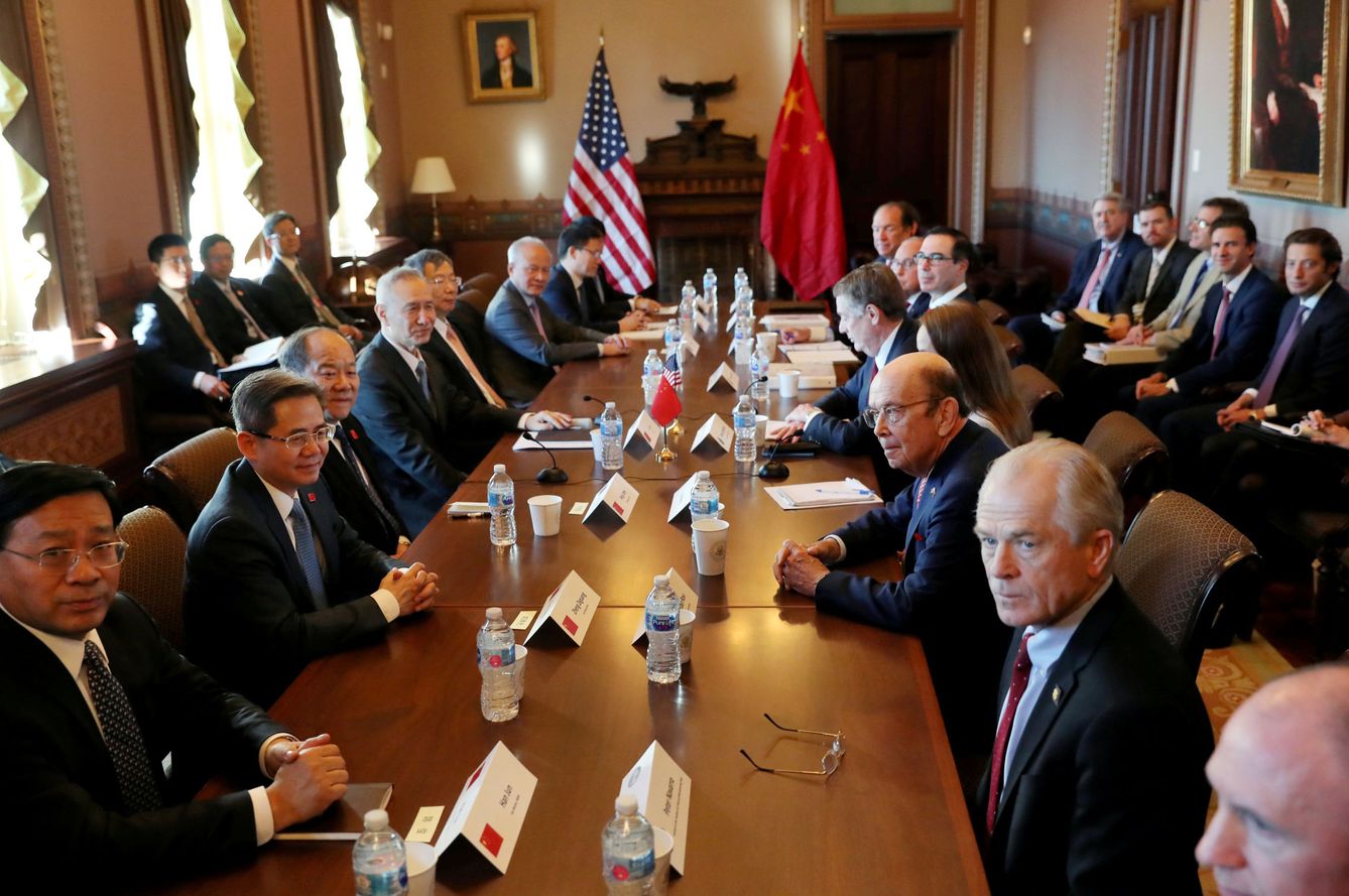 Peter Navarro (derecha) en una reunión con el vicepresidente chino. (Reuters)