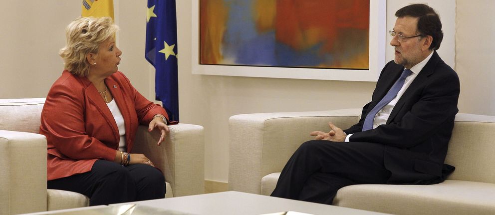 El presidente del Gobierno, Mariano Rajoy, y la presidenta de la AVT, Ángeles Pedraza. (EFE)