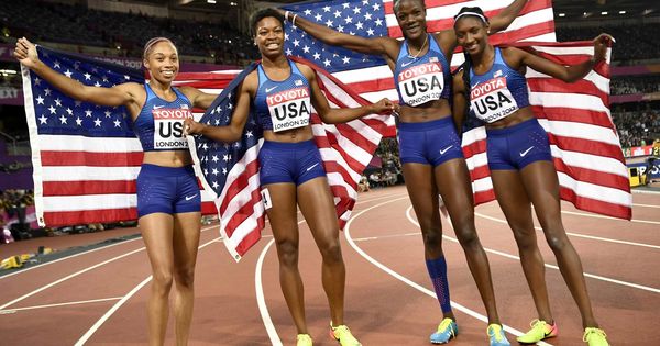 Foto: World athleticQuanera Hayes, Allyson Felix, Shakima Wimbley y Phyllis Franciss celebran su medalla en el Mundial de Atletismo en 2017 (Reuters)