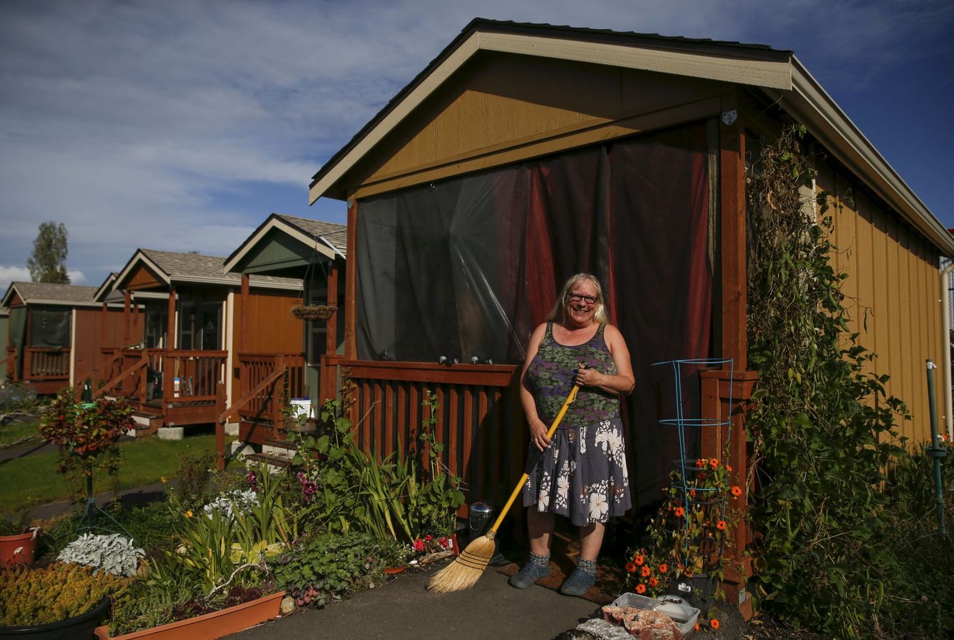 Sharon Wilson, 59, posa fuera de su cabaña en una comunidad de personas sin hogar en Olympia, Washington, en diciembre de 2015