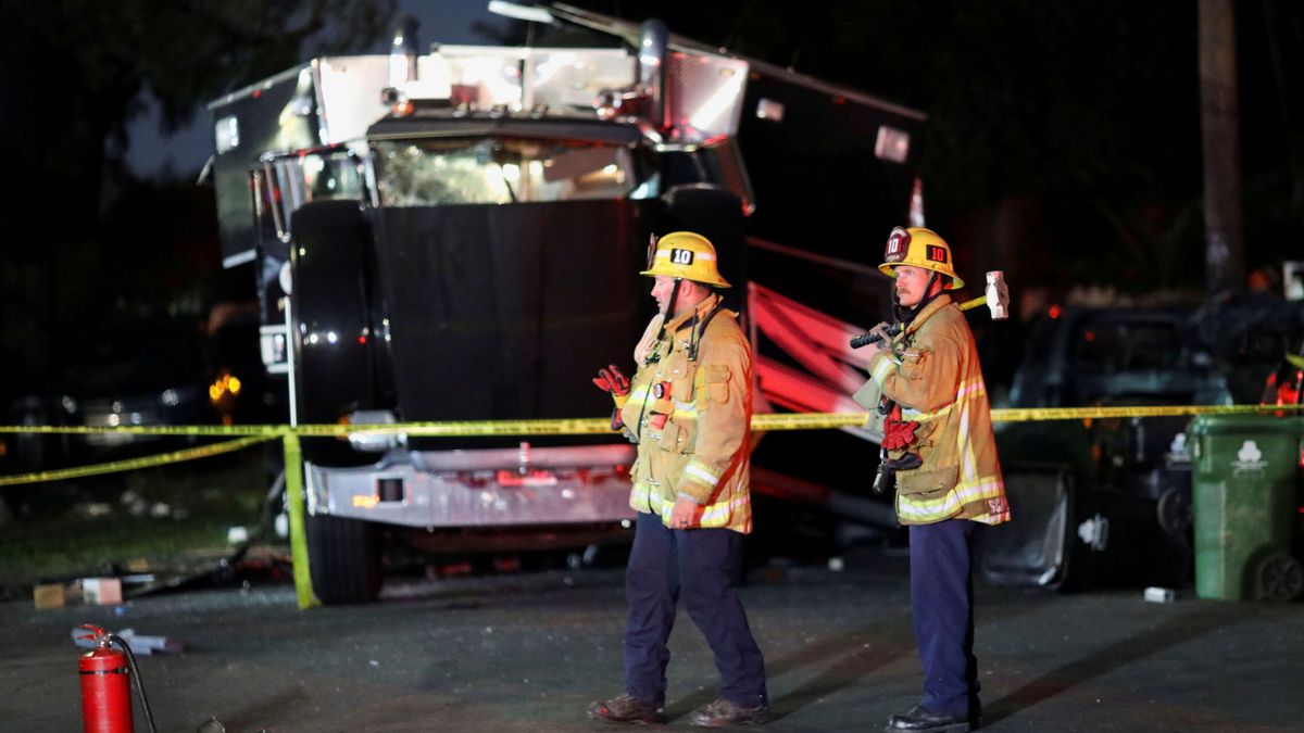 17 heridos por una explosión controlada en Los Ángeles en un camión de explosivos