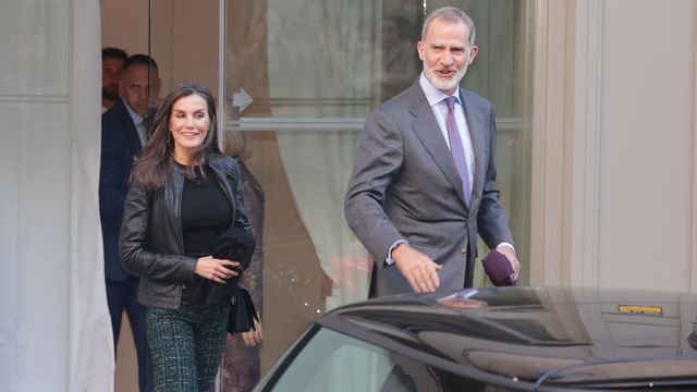 La reina Letizia y el rey Felipe saliendo del restaurante Pabú. (Europa Press/José Ramón Hernando)