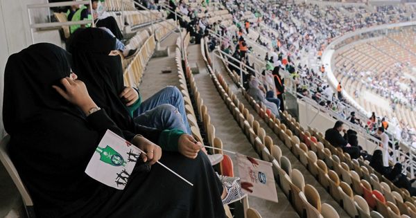 Foto: Mujeres saudí viendo un partido de fútbol este viernes. (Reuters)