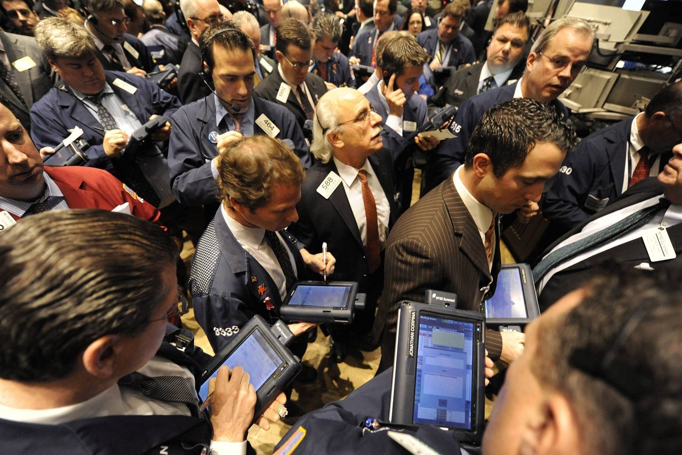 Agentes de bolsa trabajan en Wall Street, en una foto de archivo. (EFE)