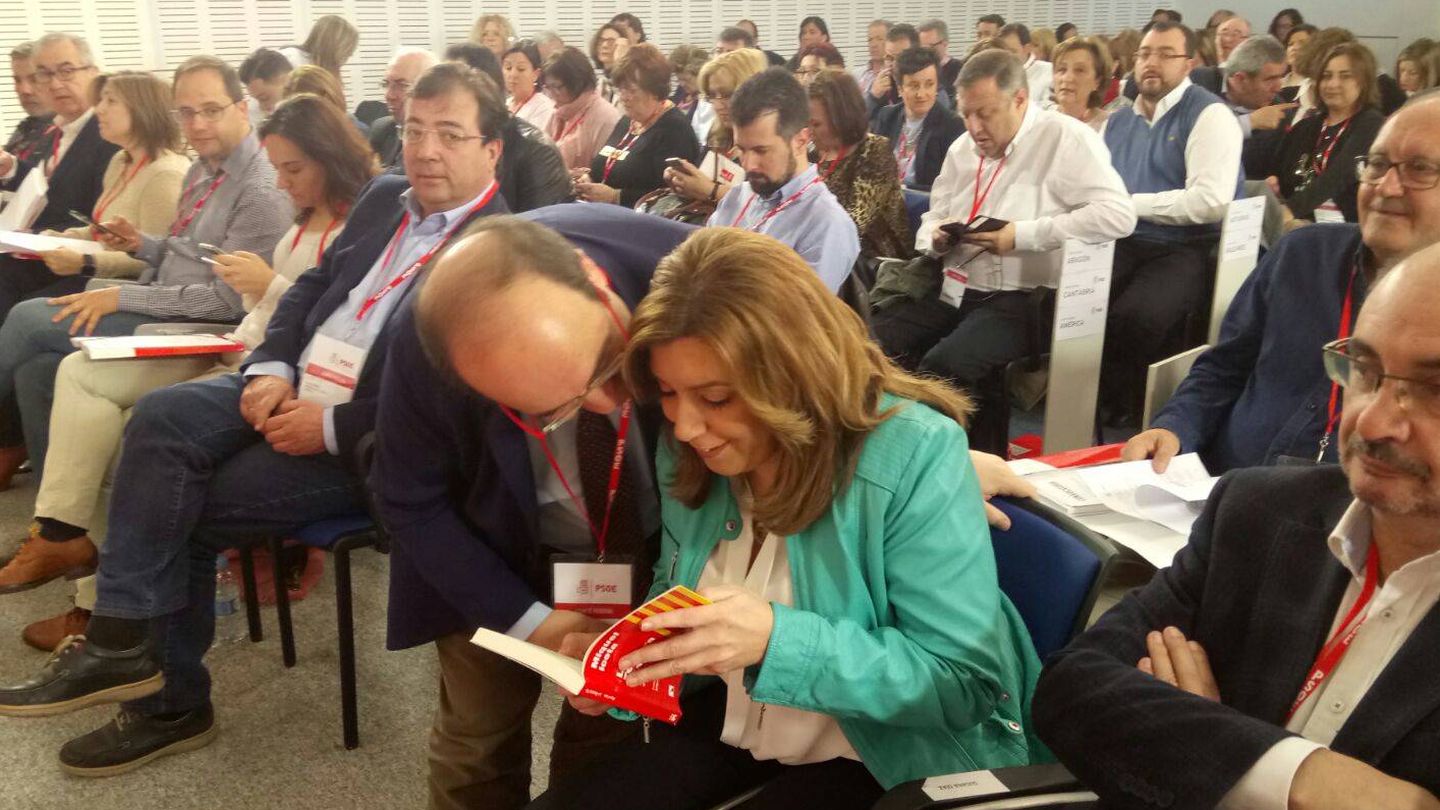Miquel Iceta regala un ejemplar de su libro a Susana Díaz durante el comité federal. (PSC)