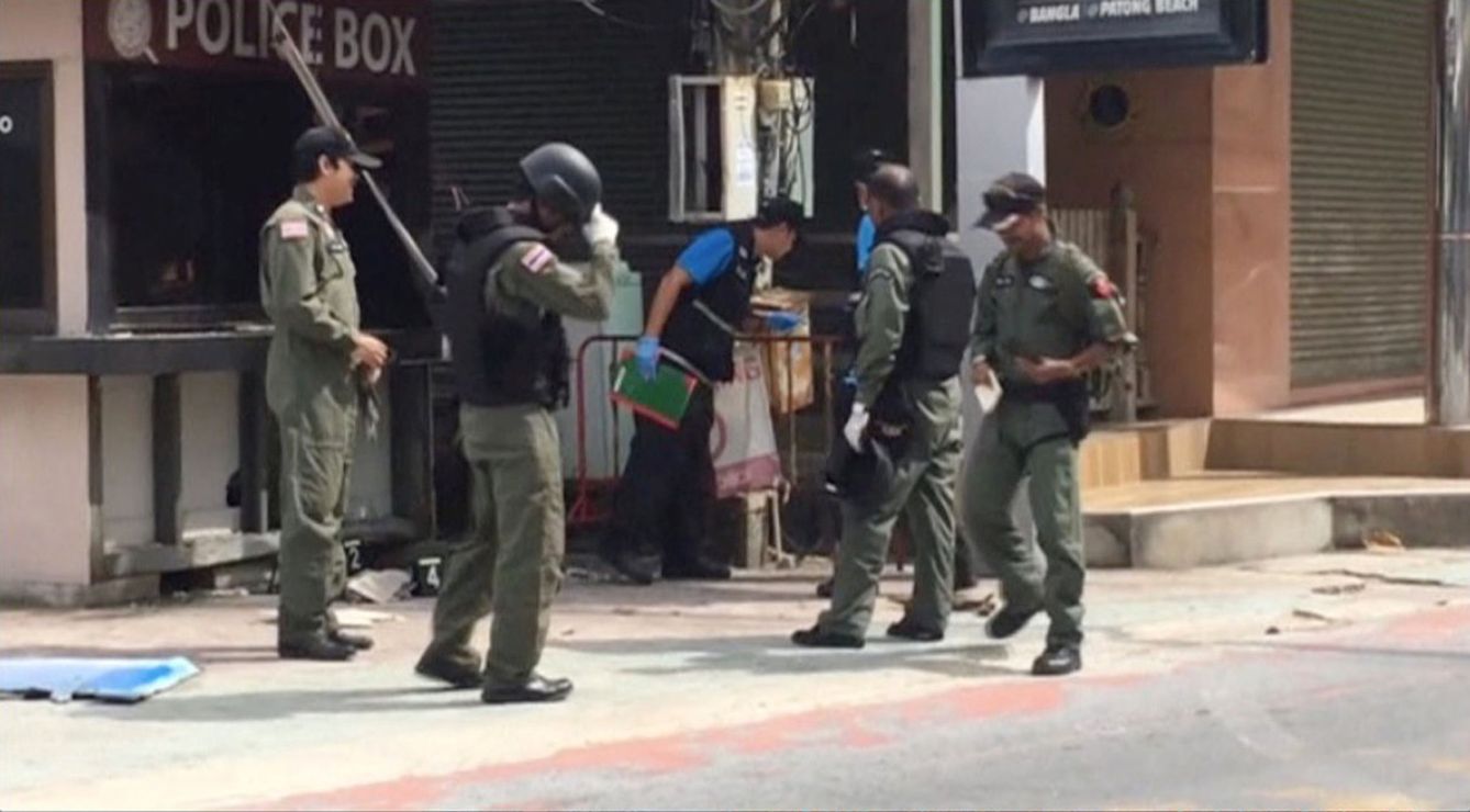 Agentes investigan el lugar de una explosión en Patong, en la isla de Phuket (Reuters)