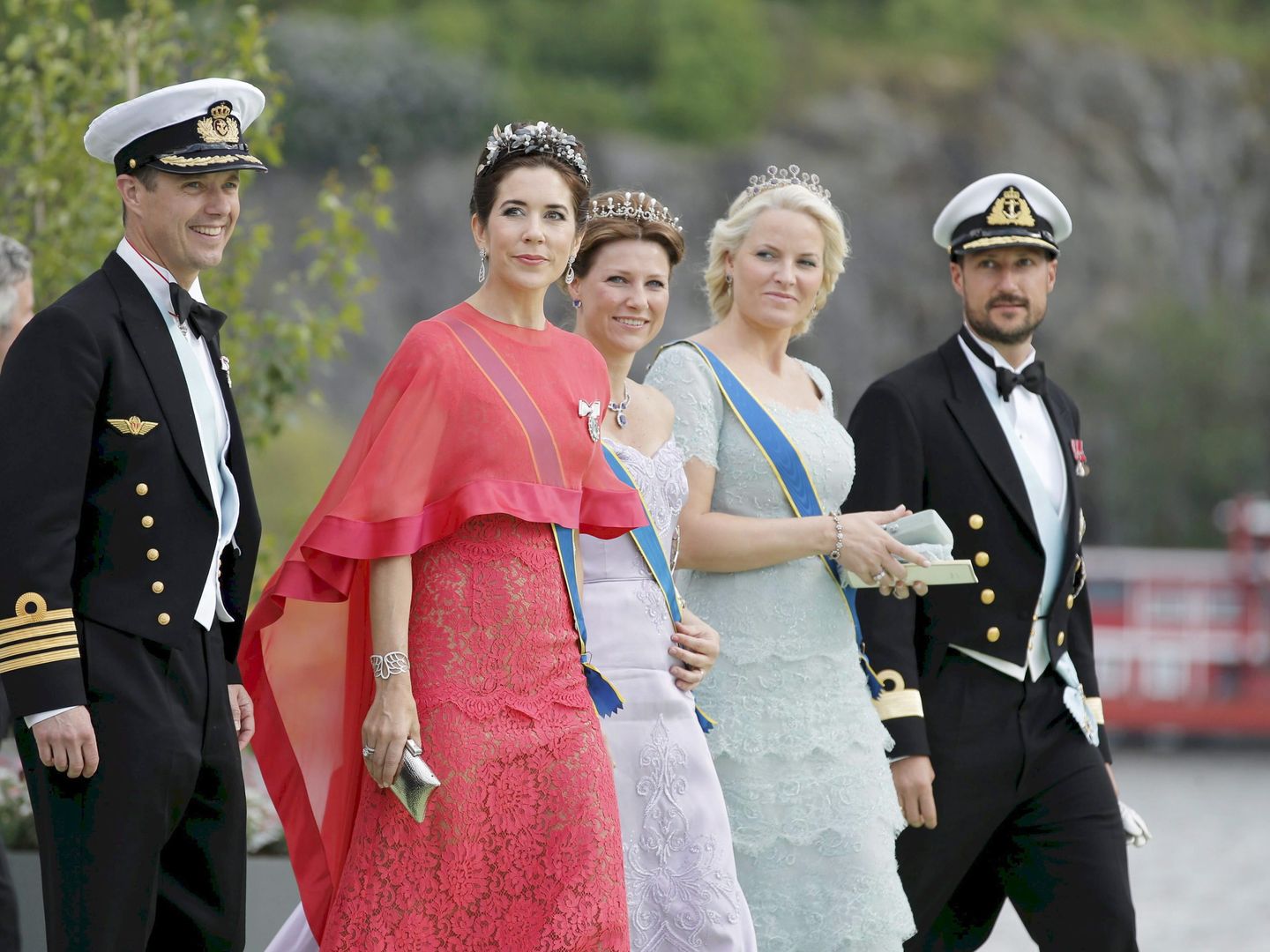 Federico y Mary de Dinamarca, con Haakon, Mette-Marit y Marta Luisa de Noruega, en la boda de la princesa Magdalena de Suecia. (EFE)
