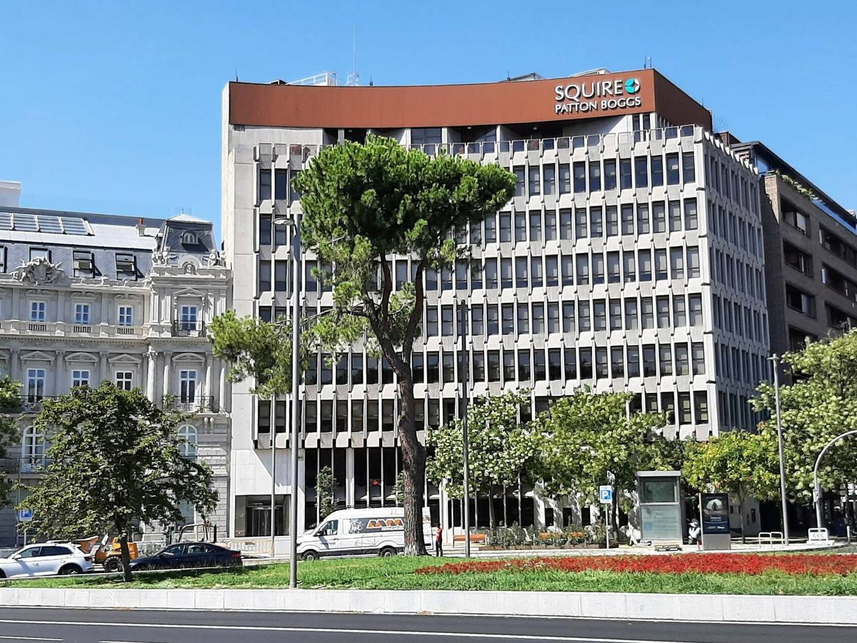 Foto: Edificio que acoge la sede de Squire Patton Boggs en Madrid, con el nuevo letrero ya instalado. 