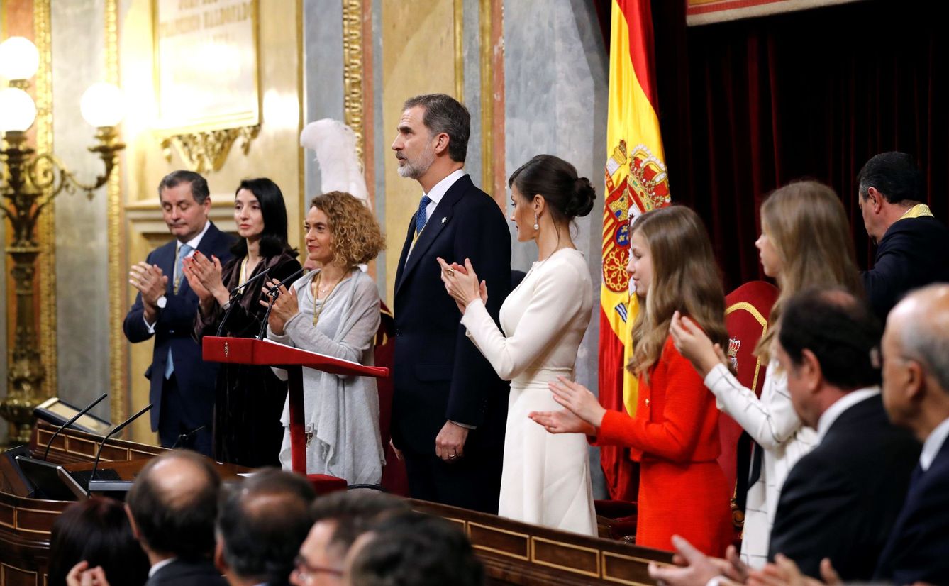 Las presidentas del Congreso y del Senado, Meritxell Batet (c) y Pilar Llop (2i), la reina Letizia, la princesa Leonor y la infanta Sofía aplauden al rey Felipe. (EFE)