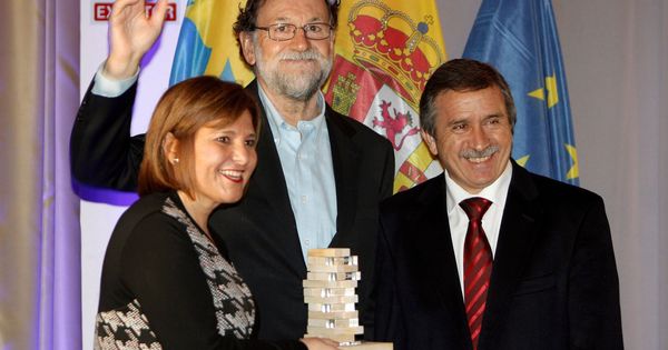 Foto: El expresidente del Gobierno, Mariano Rajoy, accompañado por Isabel Bonig y Manuel Aracil, recibe el II Premio Constitución 1978. (EFE)