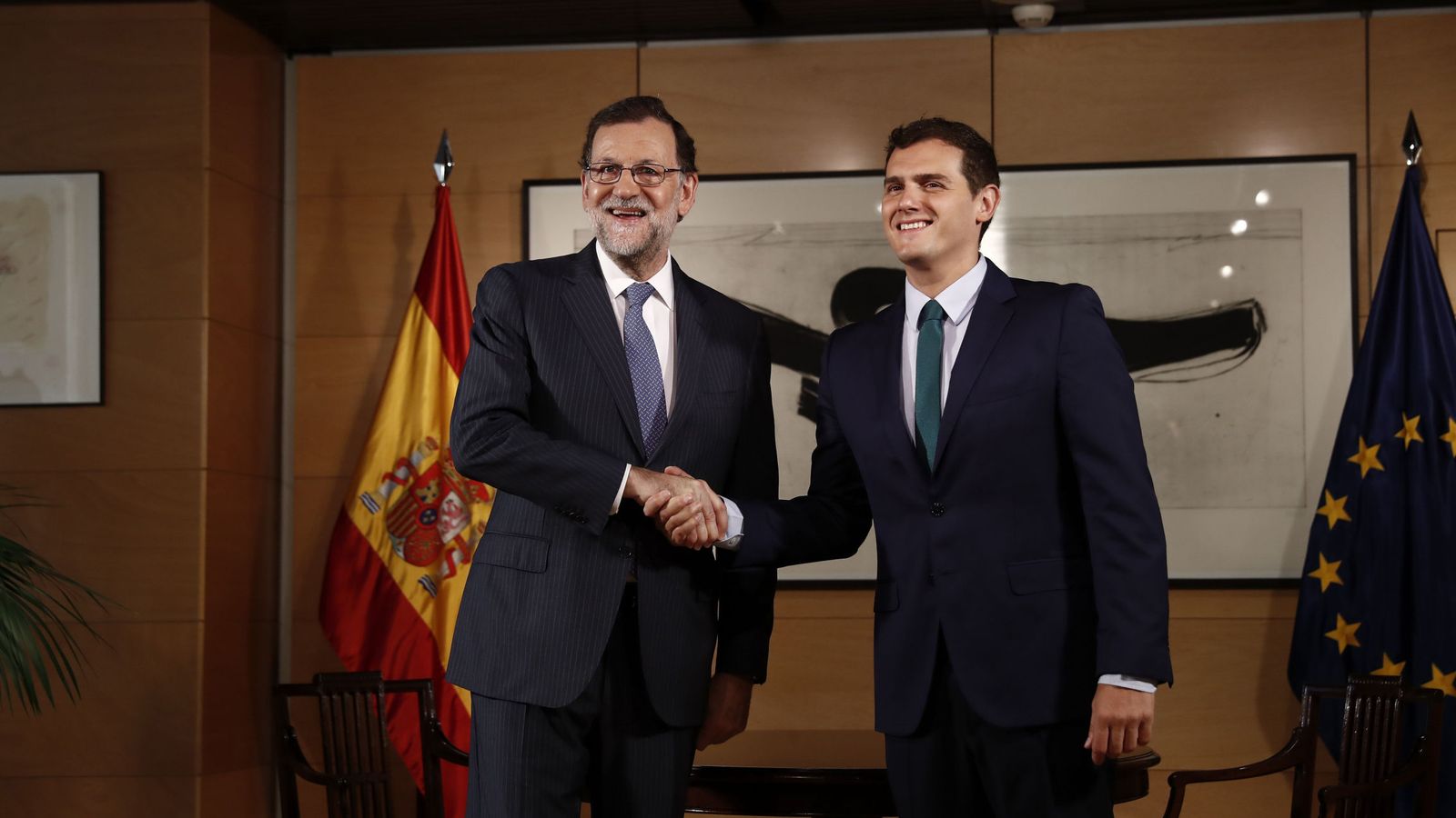 Foto: El presidente del Gobierno en funciones, Mariano Rajoy (i), y el líder de Ciudadanos, Albert Rivera, durte la entrevista que mantuvieron en el Congreso. (EFE)