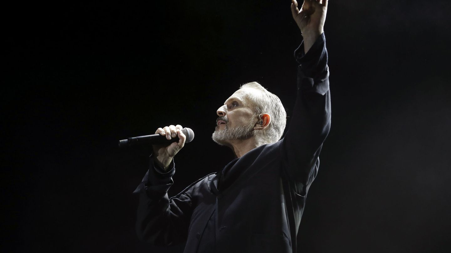 Miguel Bosé durante el concierto ofrecido en el WiZink Center, en Madrid. (EFE)