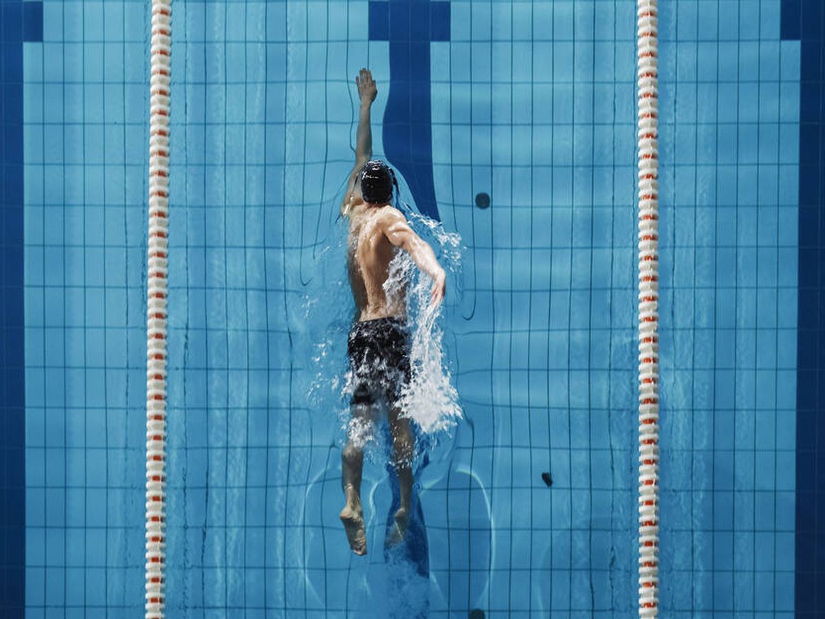 Foto: Nadar fortalece los músculos de la espalda, los brazos y los glúteos. (iStock) 