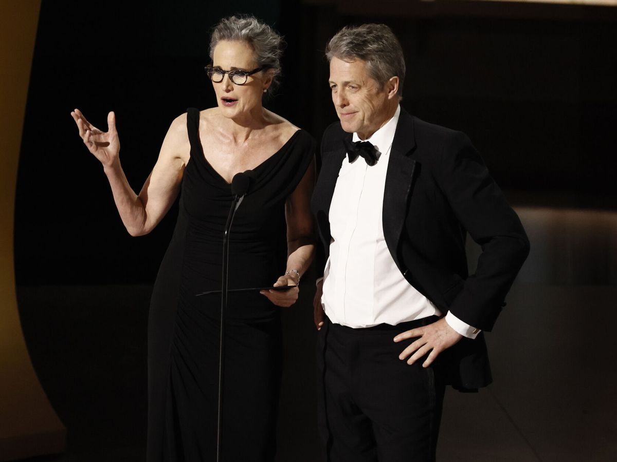 Foto: Andie MacDowell y Hugh Grant, en los Oscar 2023. (Getty) 