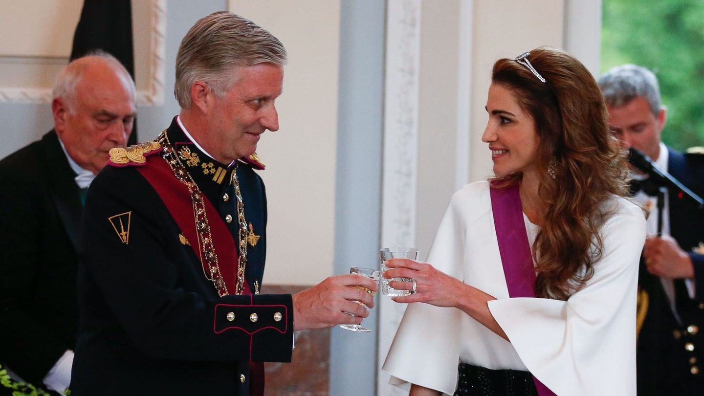 La reina Rania de Jordania brinda con el rey Felipe de Bélgica. (EFE)