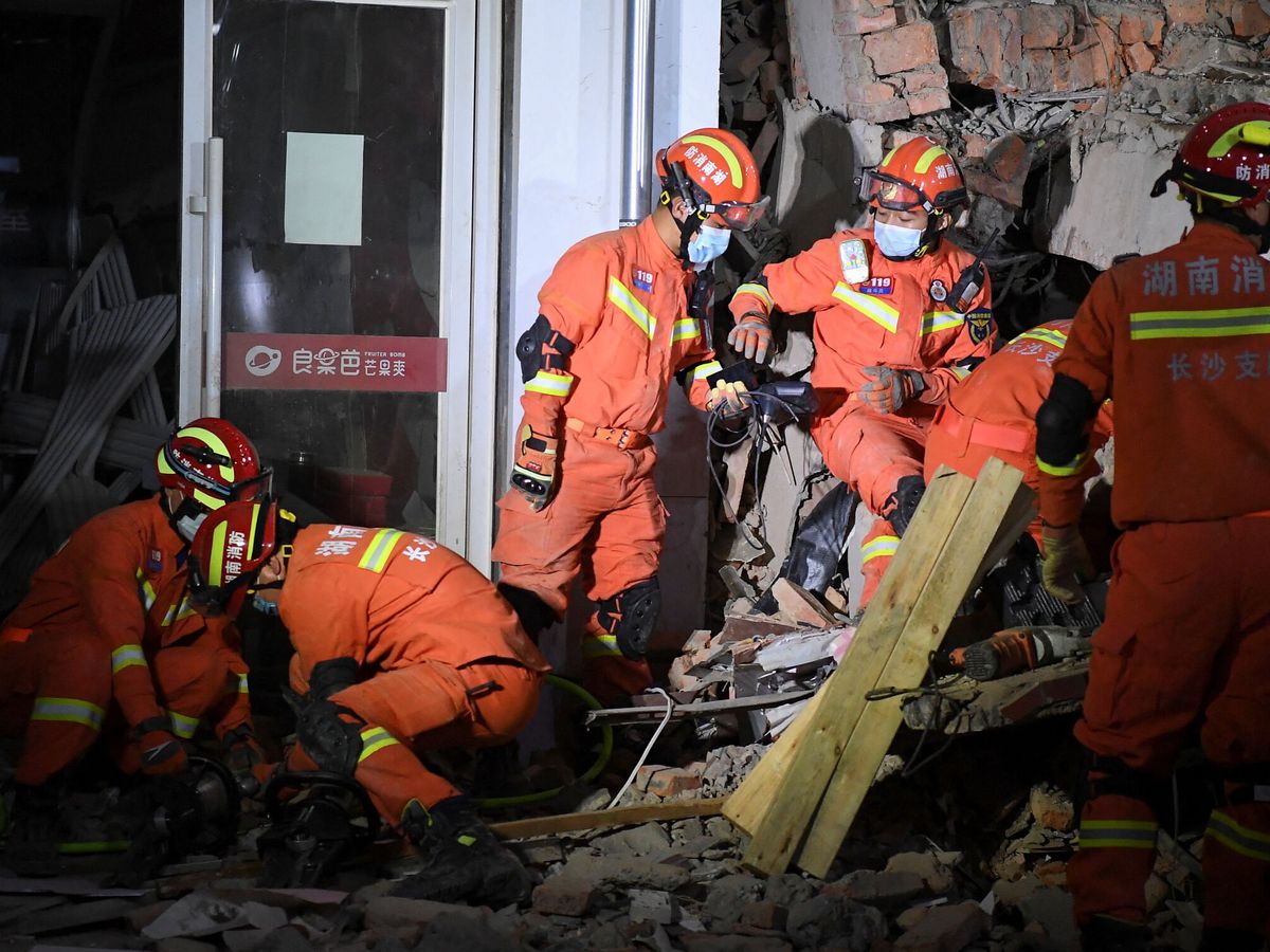 Foto: Las autoridades chinas trabajando en el terreno para rescatar a las personas atrapadas. (Reuters)