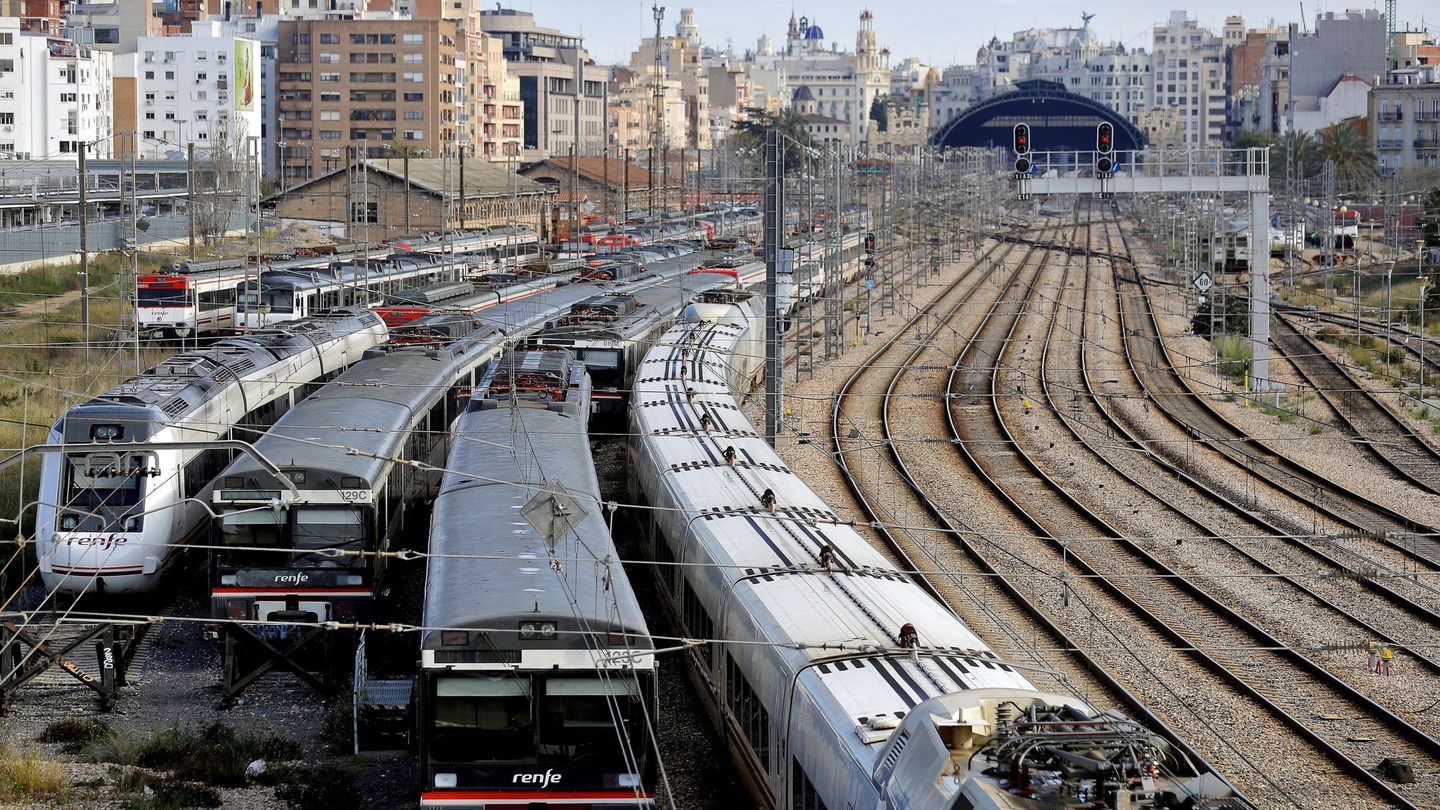 Trazado ferroviario a su paso por Valencia. (EFE/Manuel Bruque)