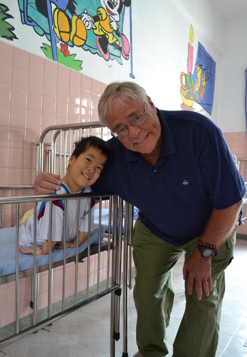 Foto: El veterano de guerra estadounidense Jeffrey Nielsen, posa junto a un niño discapacitado en el hospital de Tu Du en Ciudad Ho Chi Minh. (Eric San Juan)