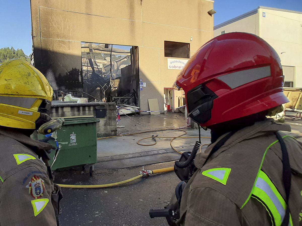 Foto: Dos bomberos en una actuación en Pontevedra. (EFE/Salvador Sas)
