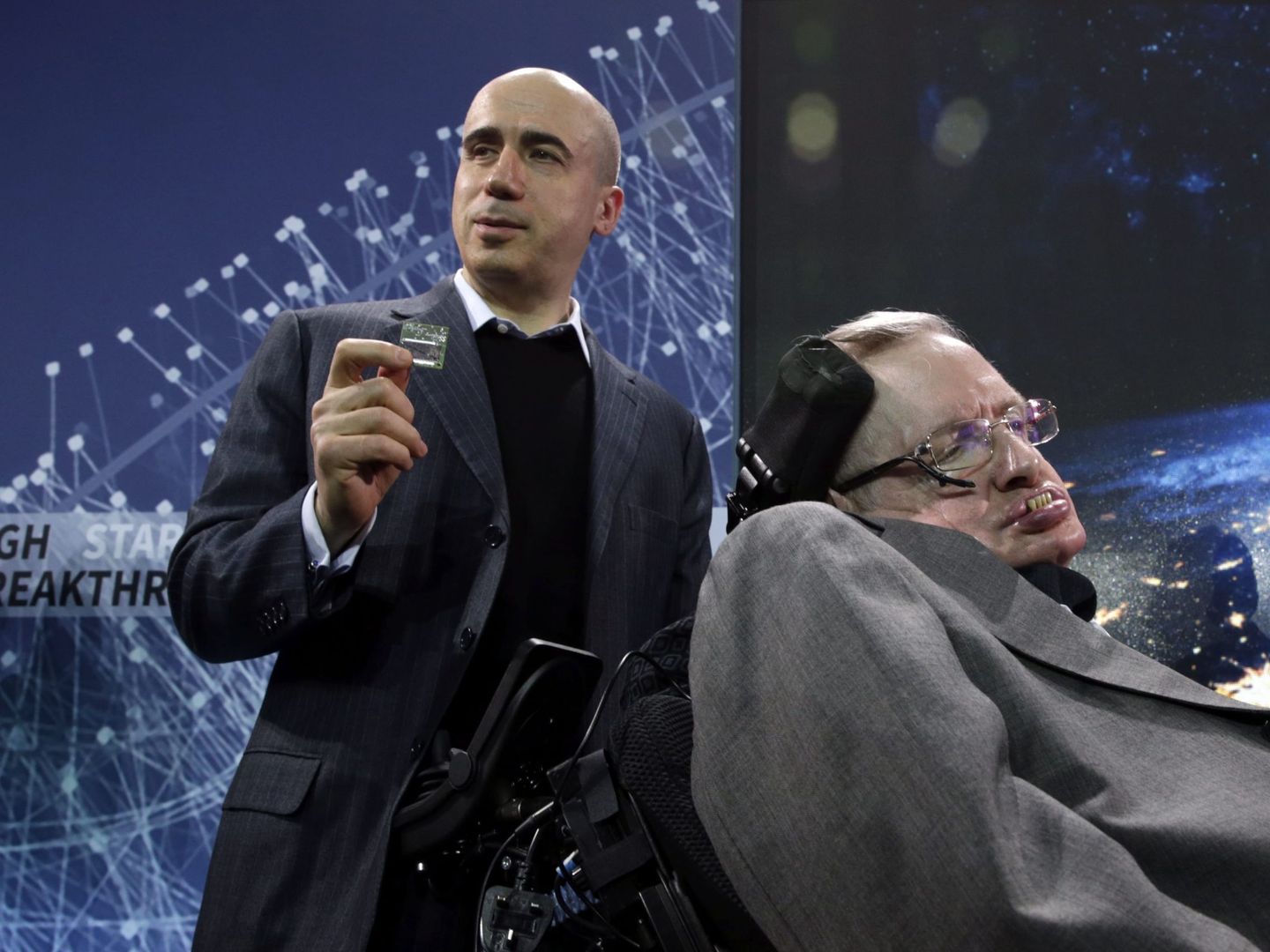El multimillonario ruso Yuri Milner y el científico británico Stephen Hawking durante la presentación de 'Breakthrough Starshot' en Nueva York (Jason Szenes / EFE)