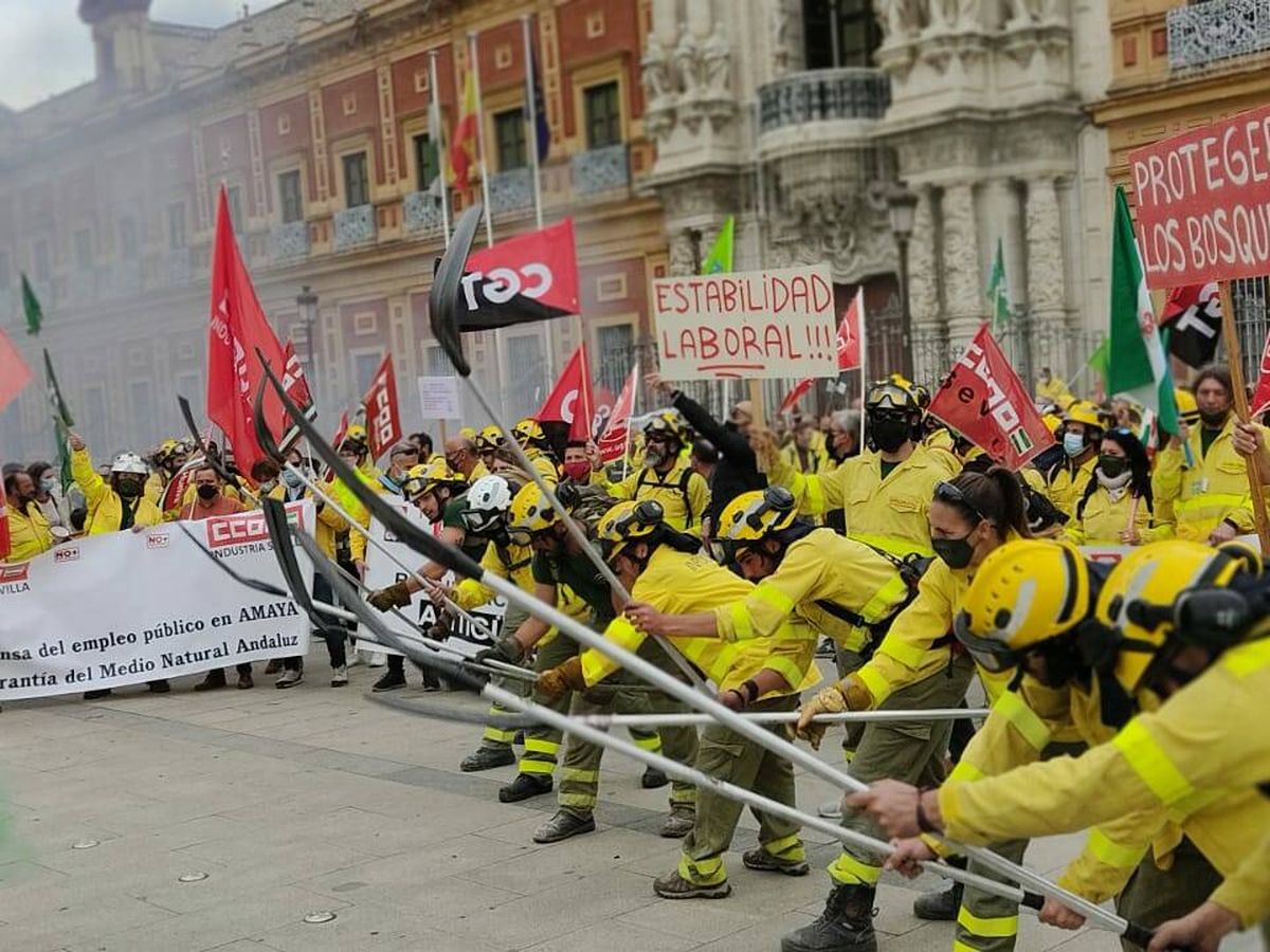 Foto: Imagen de archivo de una de las manifestaciones de los bomberos forestales del Plan Infoca. (EC)