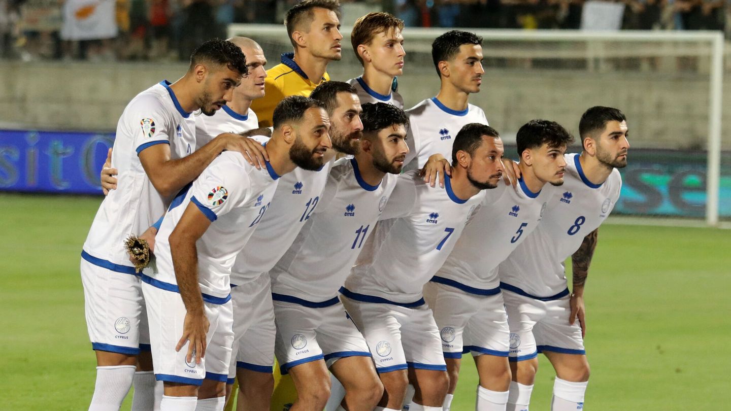 La selección de Chipre, antes de su partido frente a Noruega (REUTERS/Yiannis Kourtoglou).