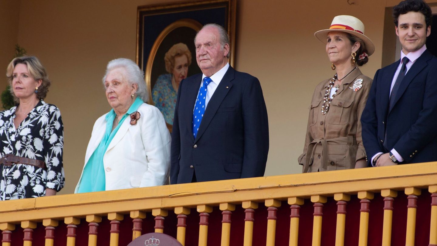 El rey Juan Carlos junto a la infanta Pilar,  en una imagen de archivo. (EFE)