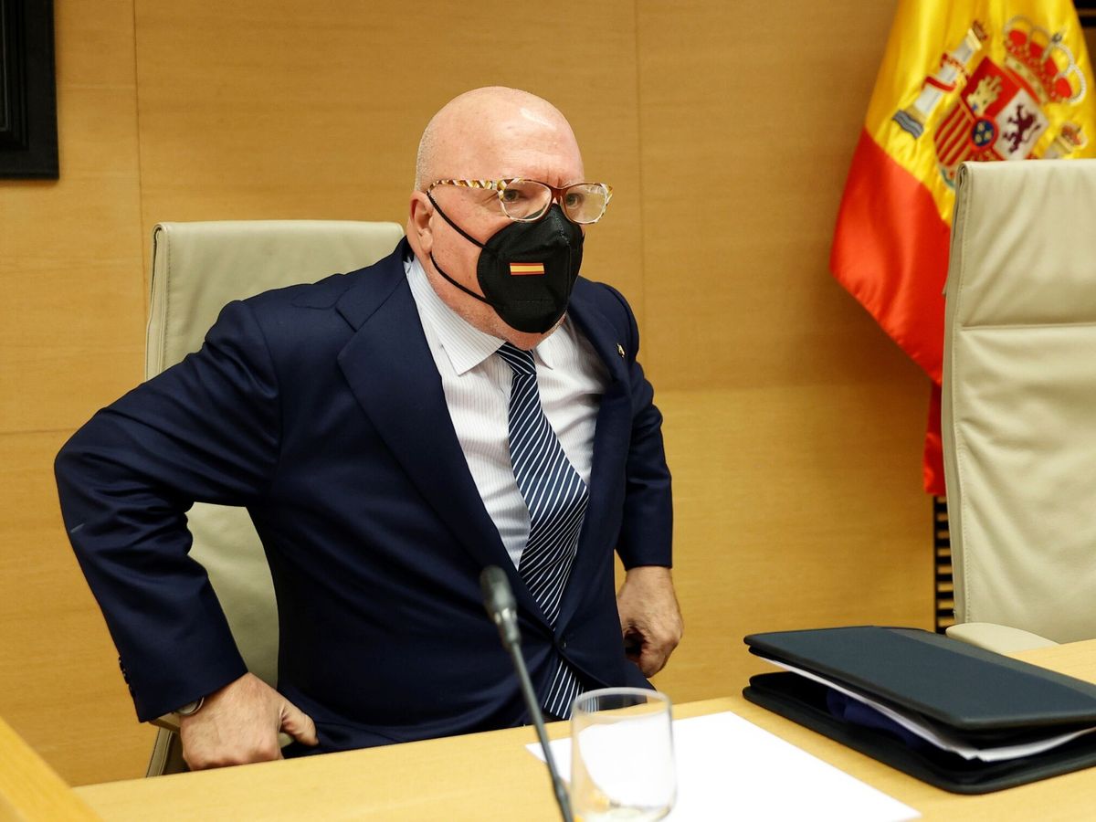 Foto: José Villarejo comparece ante la comisión parlamentaria. (EFE)