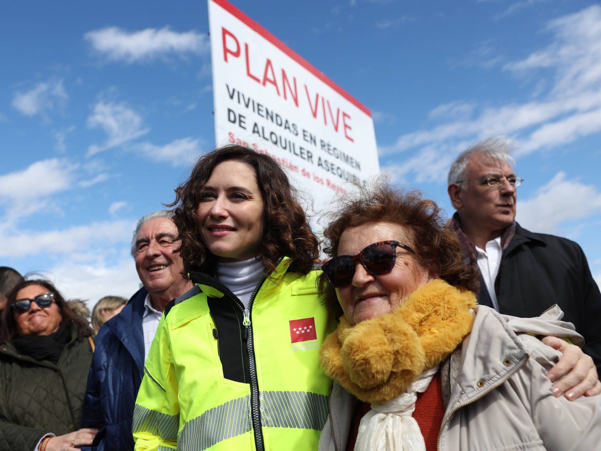Foto: La presidenta de la Comunidad de Madrid, Isabel Díaz Ayuso, durante una visita a las obras de edificación y el piso piloto de una de las promociones del Plan Vive. (EP/Isabel Infantes)