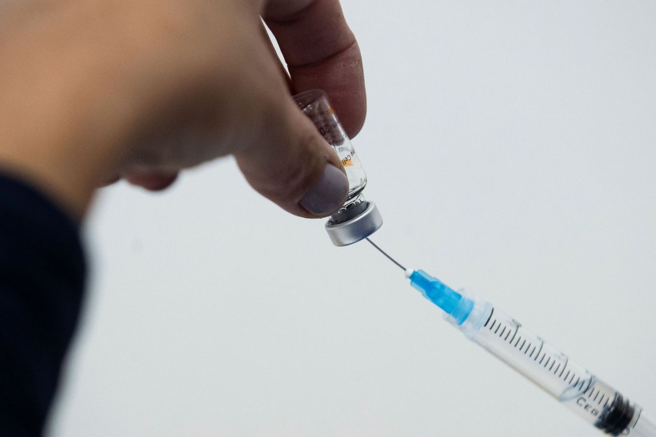 Un sanitario prepara una dosis de vacuna contra el covid-19. (EFE)