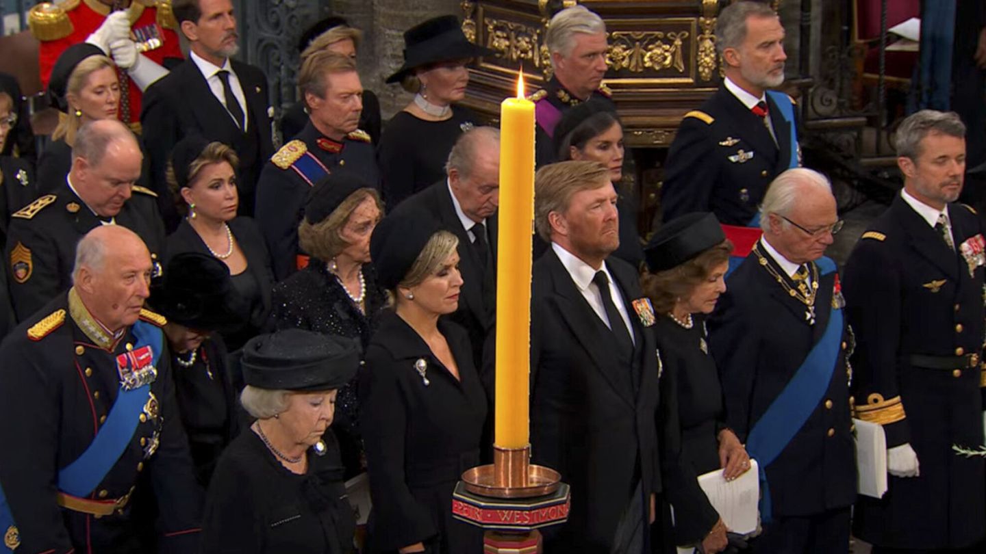 Los Reyes, junto a los eméritos en el funeral de Isabel II. (EFE/RTVE)