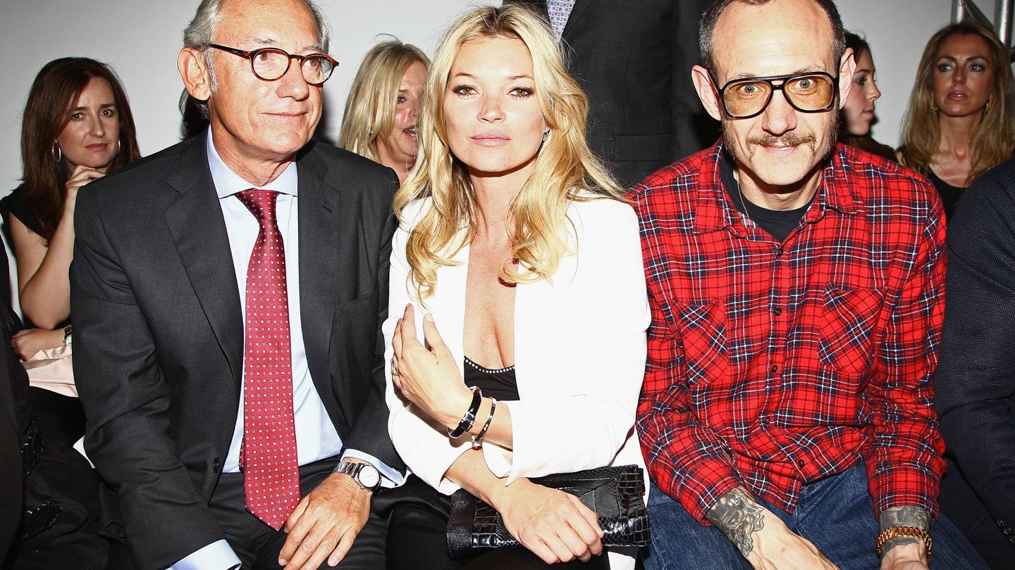 Isak Andic, con Kate Moss y Terry Richardson. (Getty)