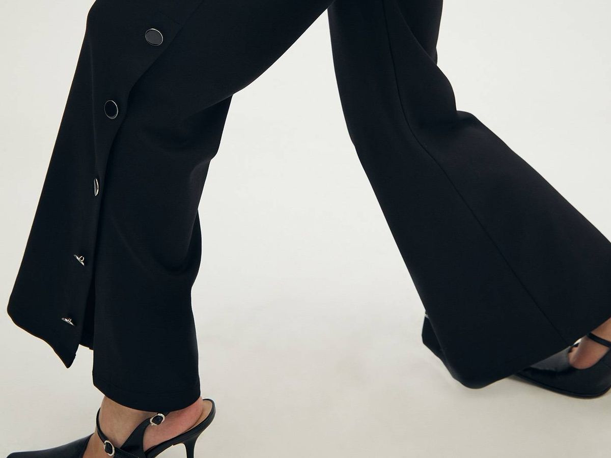 Foto: Pantalón negro estiloso de Sfera. (Cortesía)