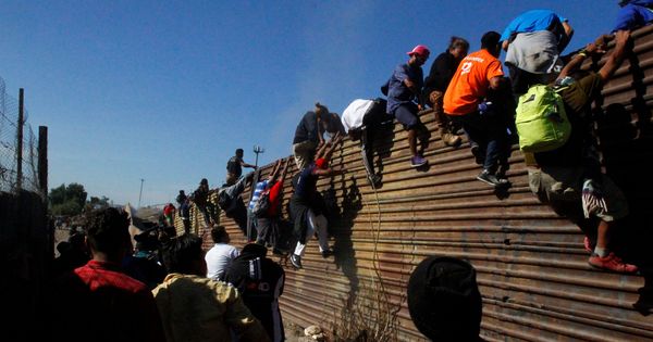 Foto: Varios grupos de migrantes tratando de cruzar a Estados Unidos por Tijuana. (Reuters)