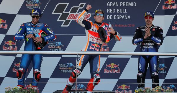 Foto: El podio de MotoGP en Jerez: Álex Rins (i), Marc Márquez (c) y Maverick Viñales. (Reuters)