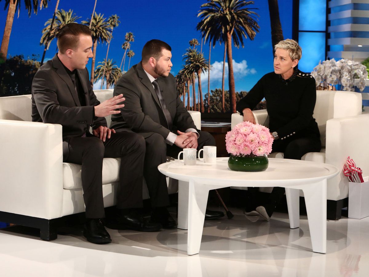 Foto: Ellen DeGeneres entrevista a dos invitados en una foto de archivo de su programa (REUTERS)