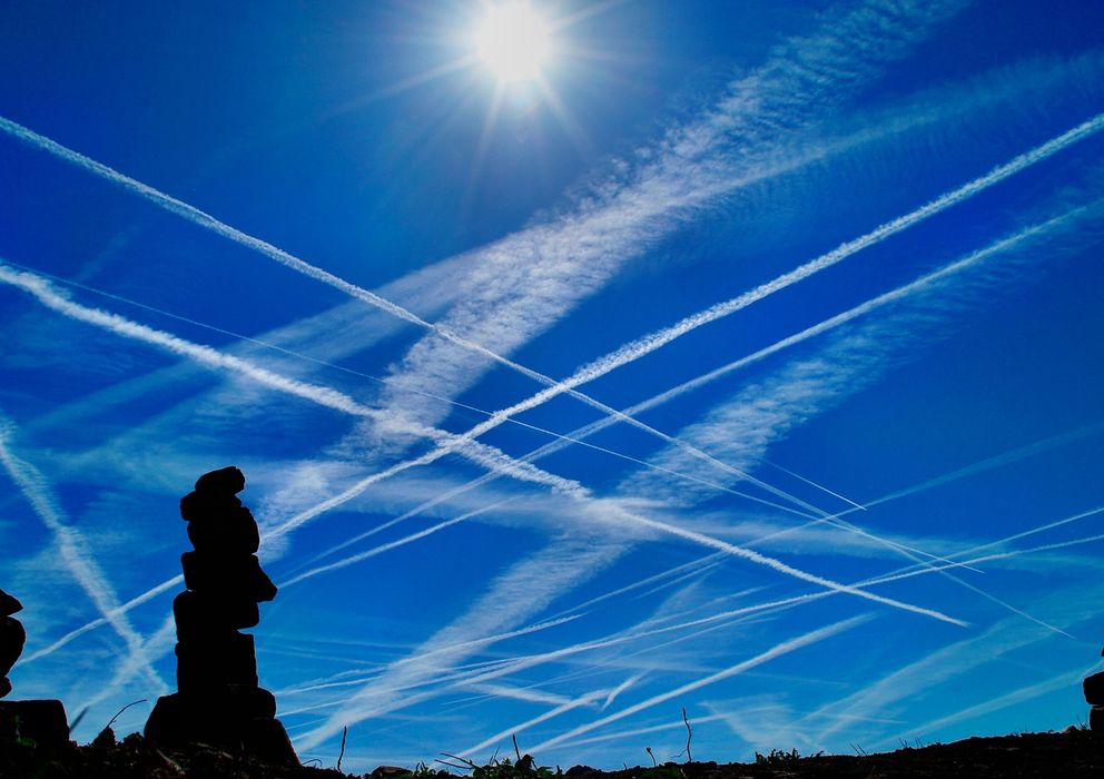 Foto: Estelas de aviones en el cielo