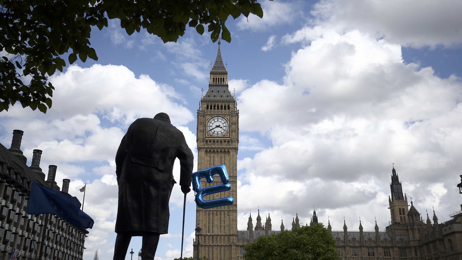 Foto: Un globo a favor de la UE atado a la estatua de Winston Churchill en Parliament Square, Londres. (Reuters)