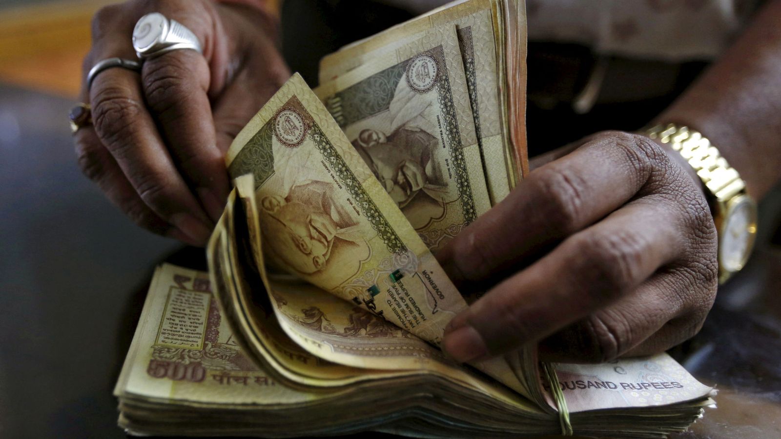 Foto: Un prestador con billetes de la India. (Reuteres)