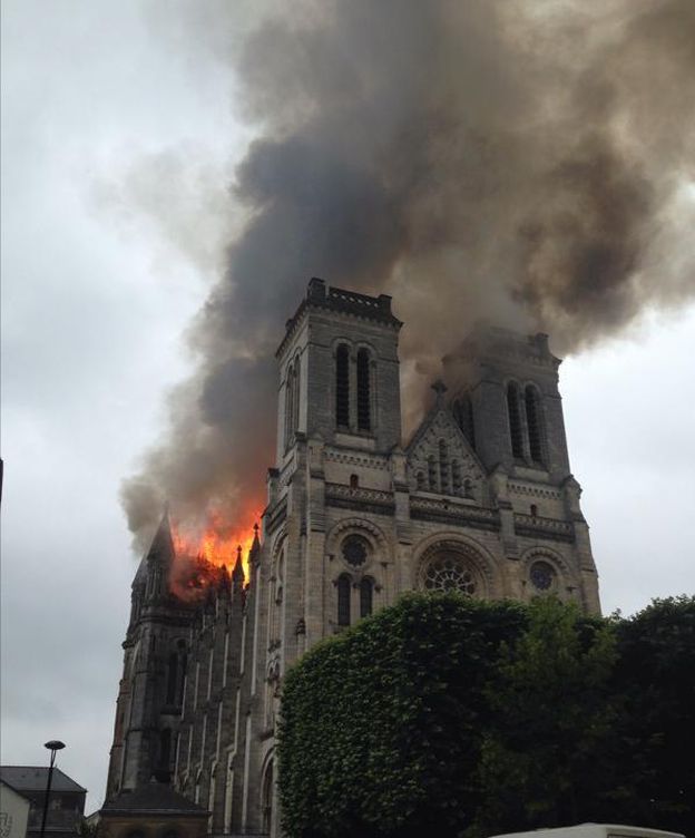Foto: La catedral de Nantes, ardiendo. (Twitter: Elodie Stella)
