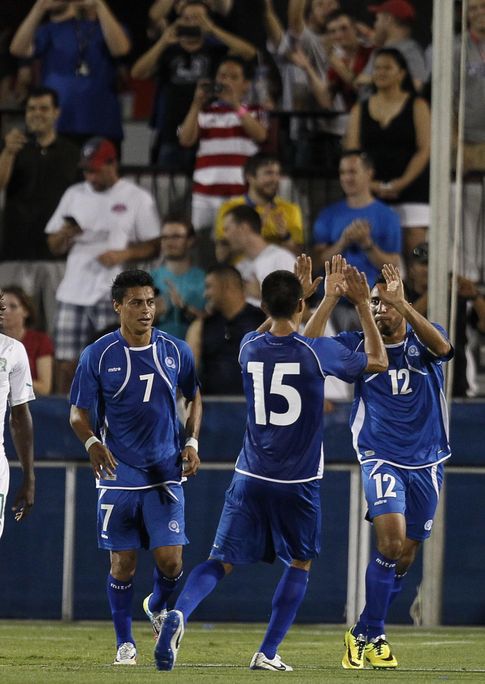 Foto: Los jugadores de El Salvador celebran el gol que marcaron contra Costa de Marfil.