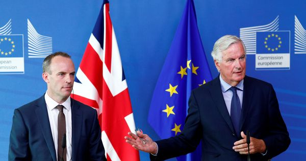 Foto: El ministro del Brexit Dominic Raab y el negociador jefe de la UE Michel Barnier, en Bruselas, esta semana. (Reuters)