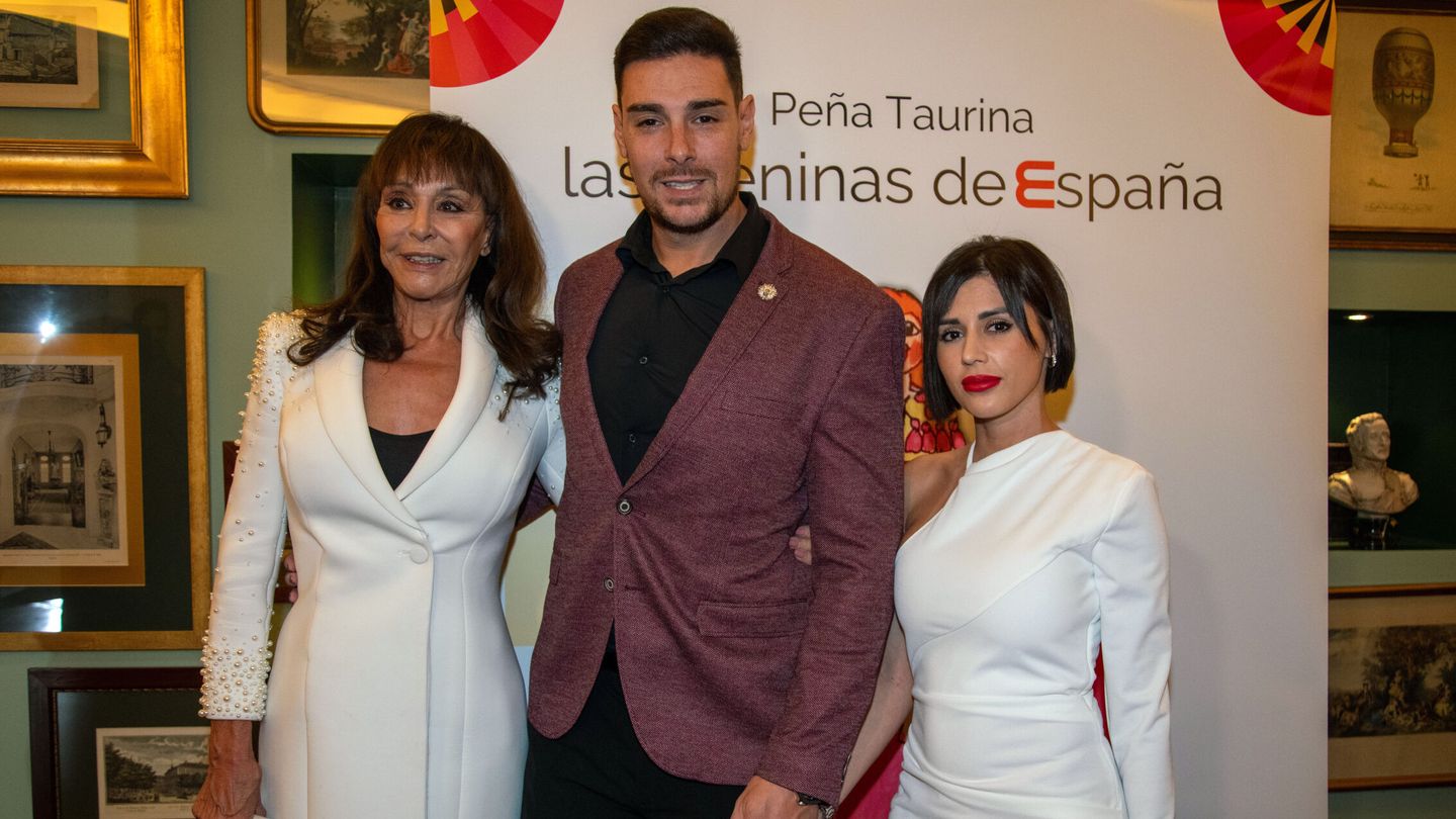 Jacobo Ostos y María Ángeles Grajal durante la entrega de premios de la peña taurina. (Europa Press/José Oliva)