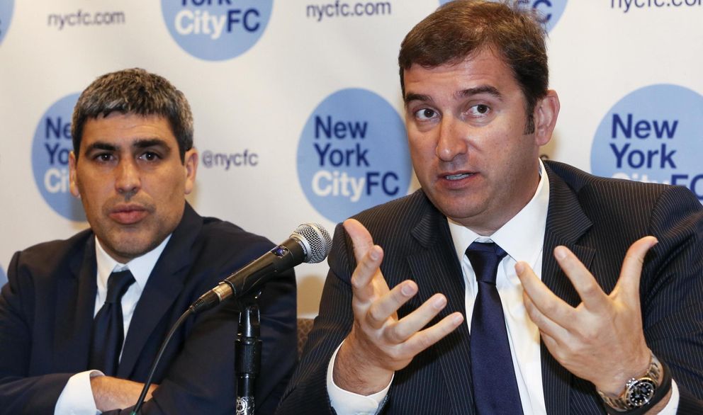 Ferran Soriano (d), director ejecutivo del Manchester City. (EFE)