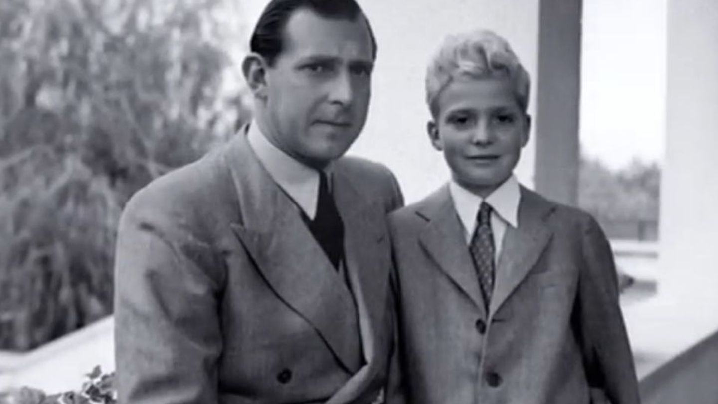 Don Juan Carlos con su padre, el conde de Barcelona.