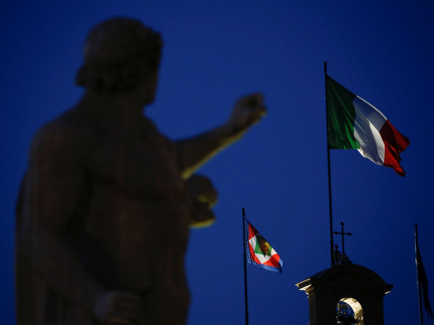 Vista de la bandera italiana en el palacio presidencial italiano. (Reuters)