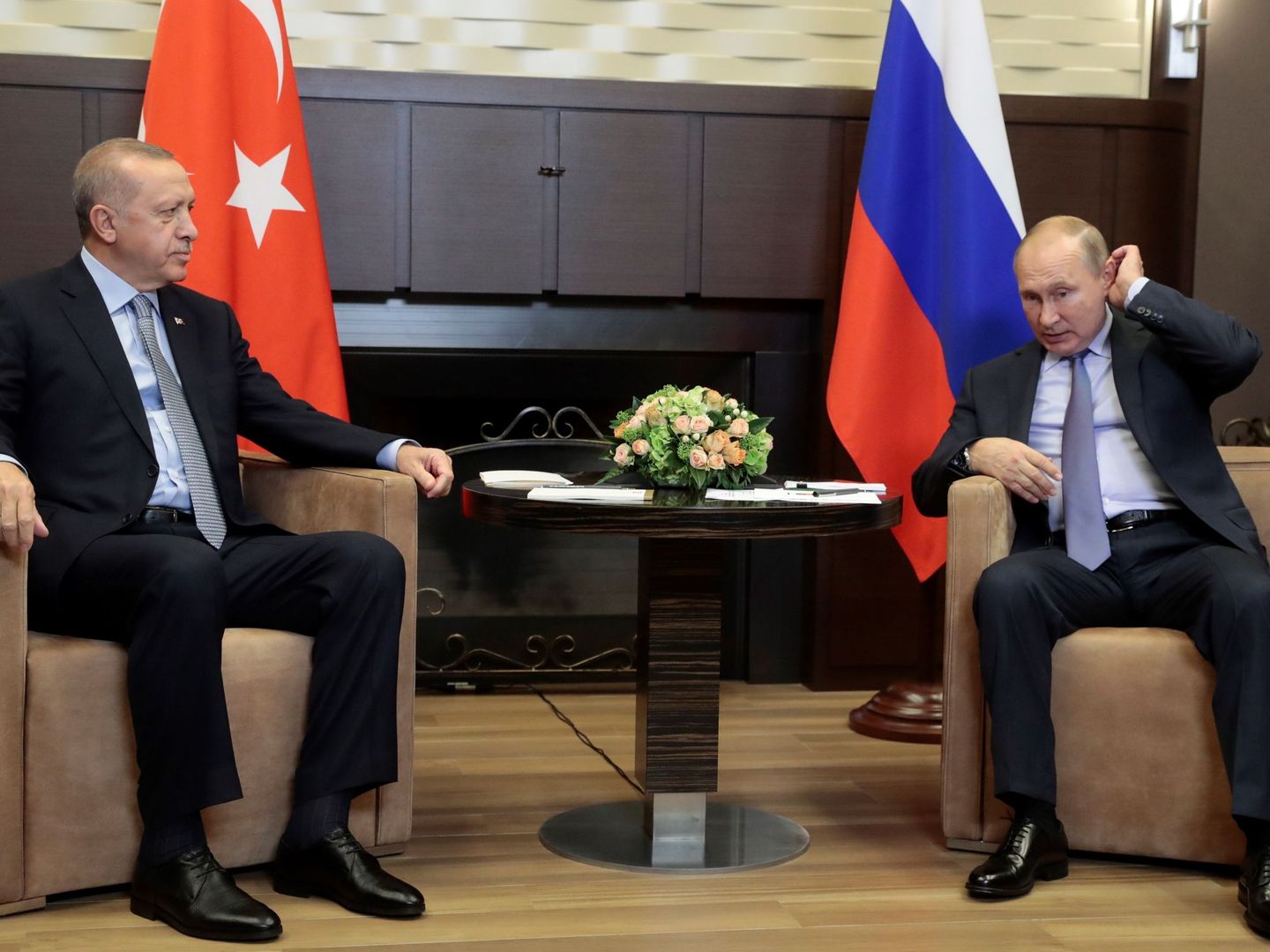 El presidente ruso, Vladimir Putin (d), durante su reunión con su homóogo turco, Recep Tayyip Erdogan (i). (EFE)